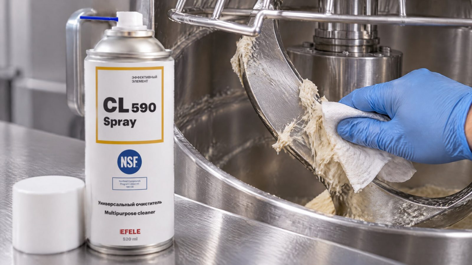 Рука наносит EFELE CL-590 Spray для очистки поверхности.